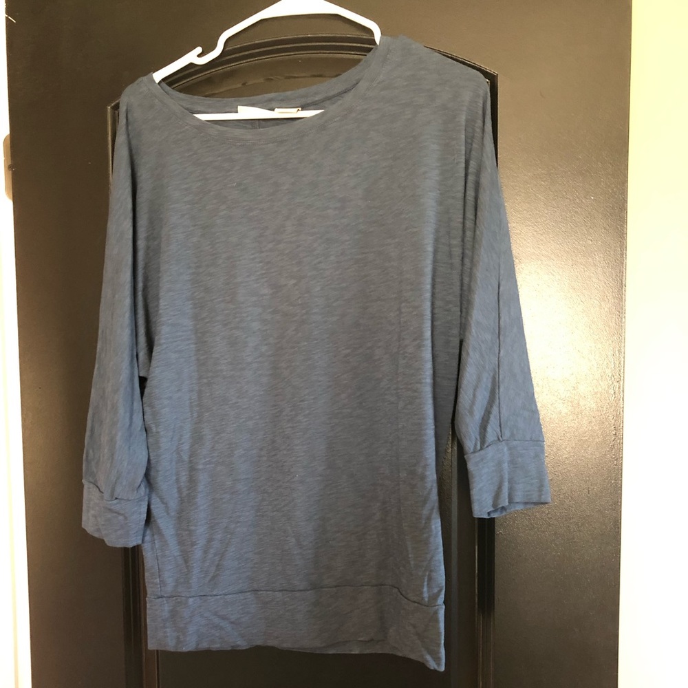 Navy blue top. 3/4 sleeves.